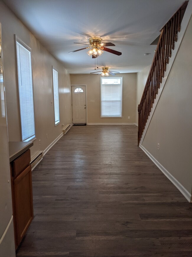 Building Photo - 1530 Popland St