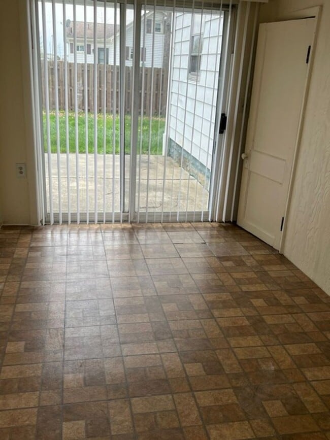 Building Photo - HOWLAND 3 BEDROOM HOME