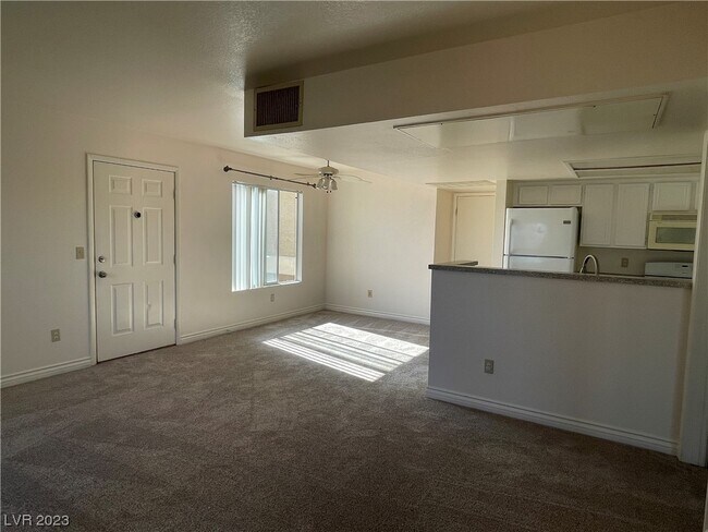 Foto del edificio - 8070 W Russell Rd