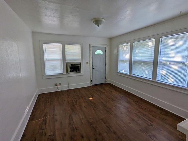 Building Photo - 818 W Symmes St