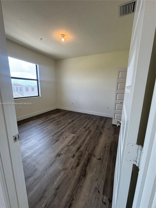Foto del edificio - 7819 NW 104th Ave