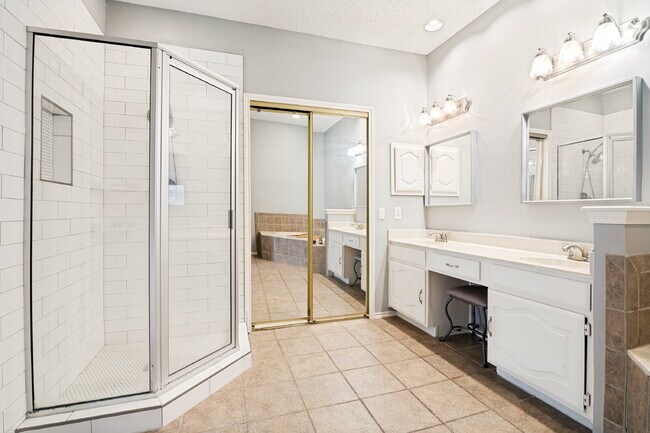 Foto del edificio - "Spacious 3-Bedroom Gem with 2 Full Baths in Garland – 2276 Sq Ft of Comfort Awaits!"
