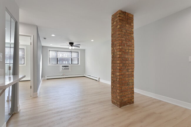 Building Photo - 6758 N Sheridan Rd