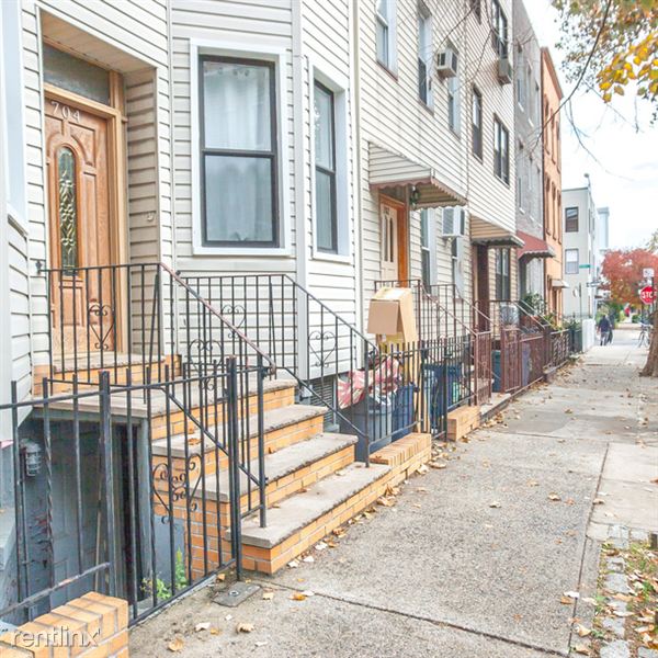 Building Photo - 704 Leonard St