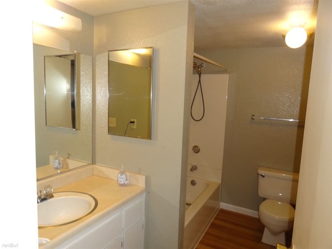 Building Photo - 2 br, 2 bath Apartment - 4911 50th Ave #8