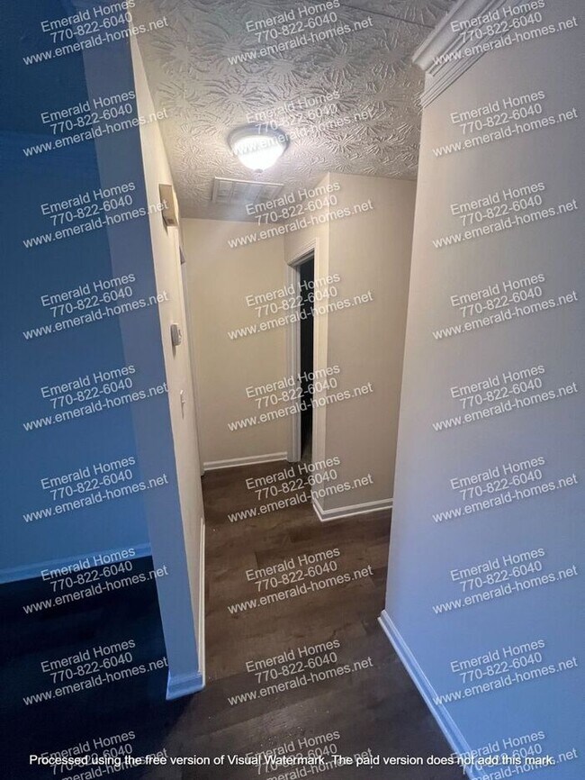 Building Photo - 2 bedroom 1 bath duplex available off of H...