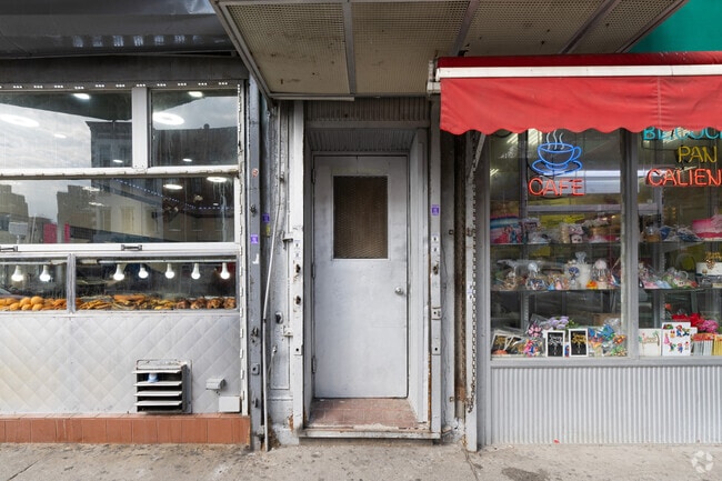 Entrance - 2000-2002 3rd Ave