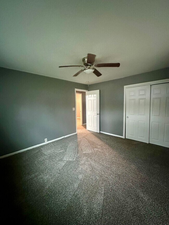 Building Photo - South Kansas City 3 Bedroom 1 Bath Ranch F...