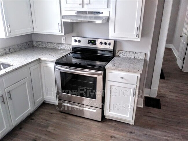 Building Photo - 321 S 43rd St