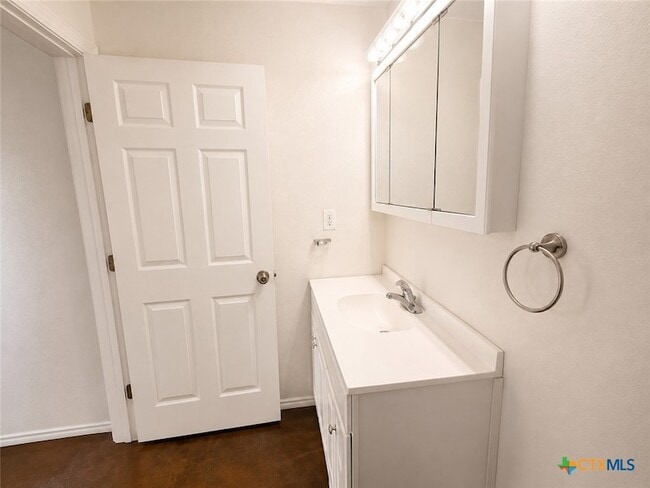 Building Photo - 661 W Austin St