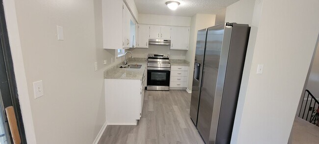 Foto del edificio - Beautiful three bedroom with fenced in yard