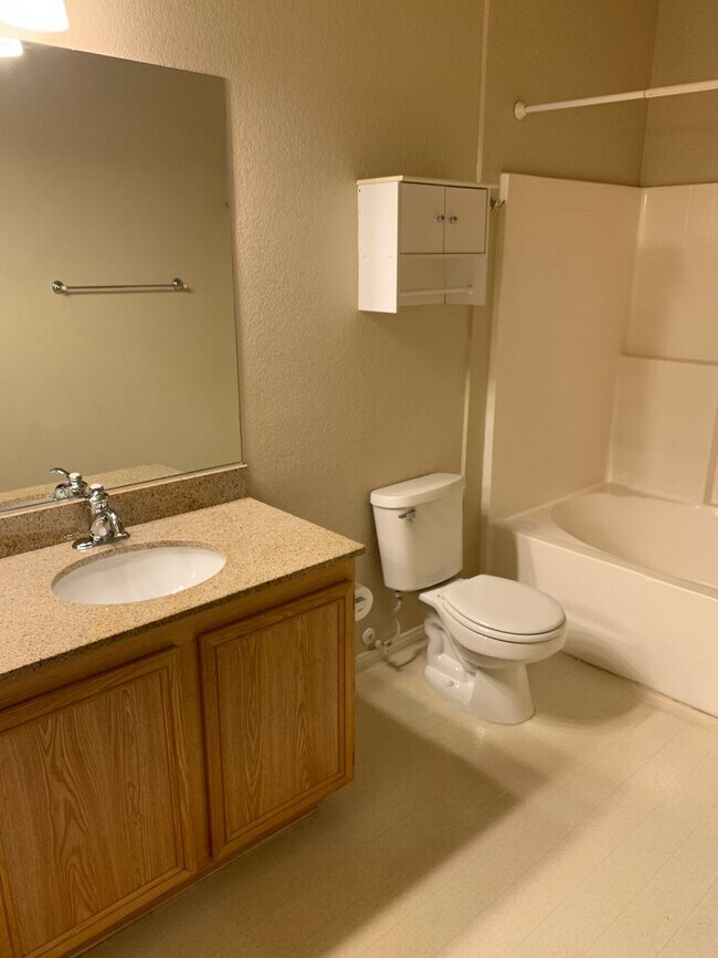 Foto del edificio - Gated Condo - One bedroom Upstairs  - Comm...