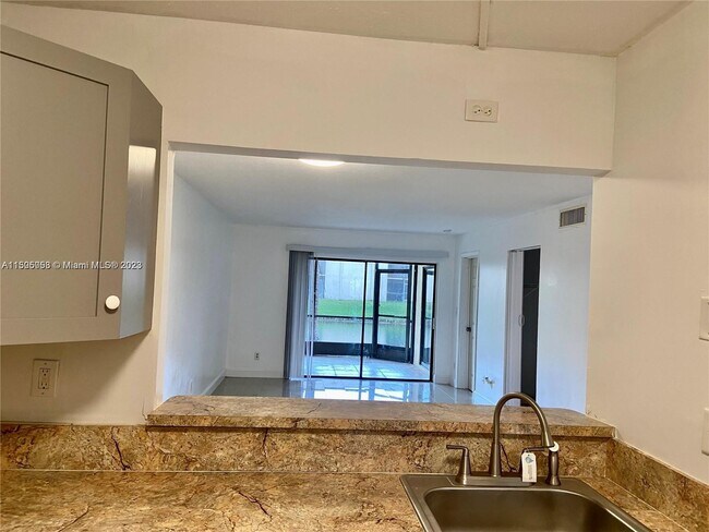 Foto del edificio - 3199 Foxcroft Rd
