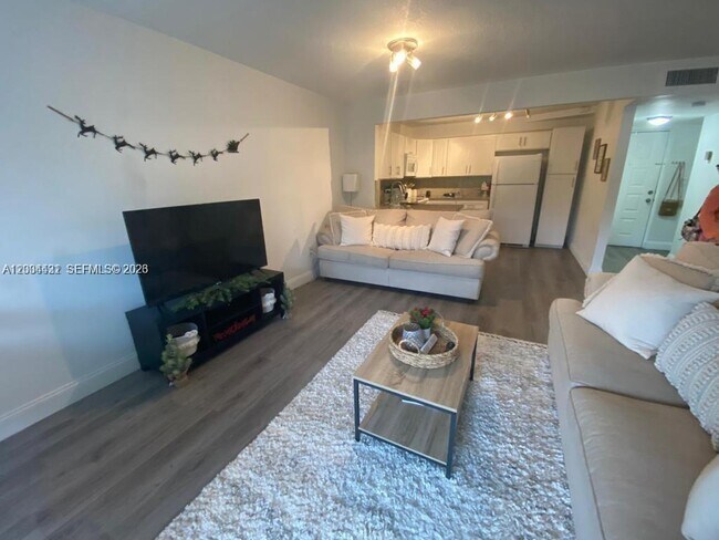 Foto del edificio - 721 N Pine Island Rd