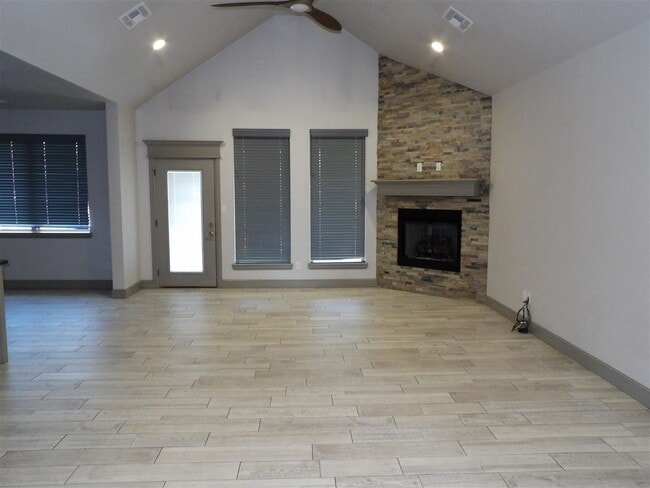 Building Photo - 3914 NE Realtree Dr