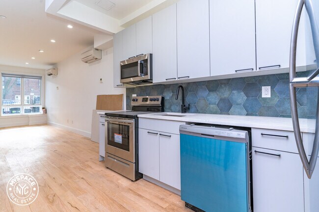 Building Photo - 735 Fenimore St