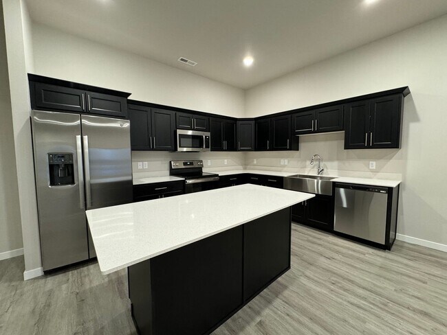 Building Photo - 2 Bed | 2 Bath | 3 Stall Garage | Patio Tw...