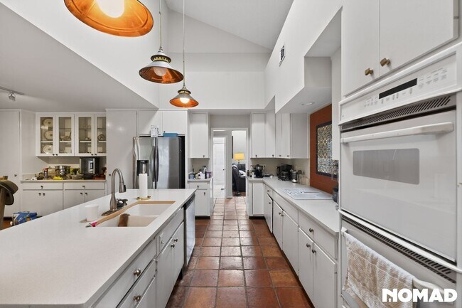 Foto del edificio - 5314 Oak Bay Dr E