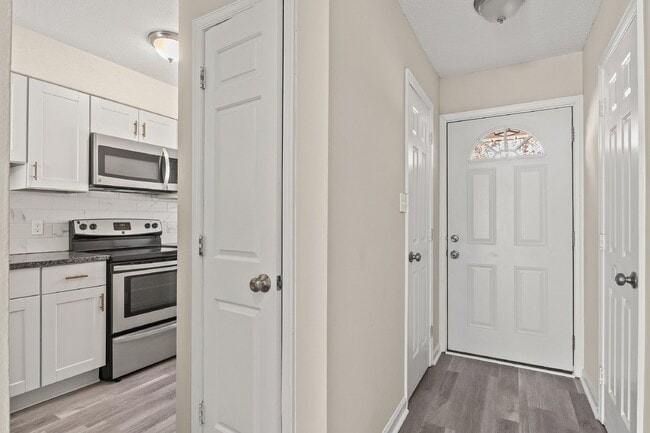 Building Photo - Delightful Two bedroom townhouse available...
