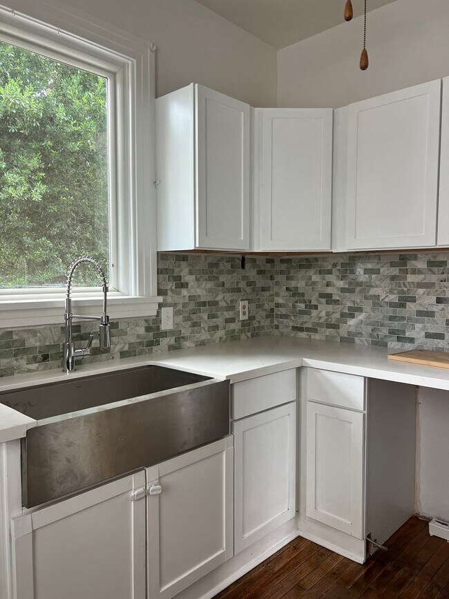 Foto del edificio - Newly Renovated 3 Bed, 2 Bath Near Campus