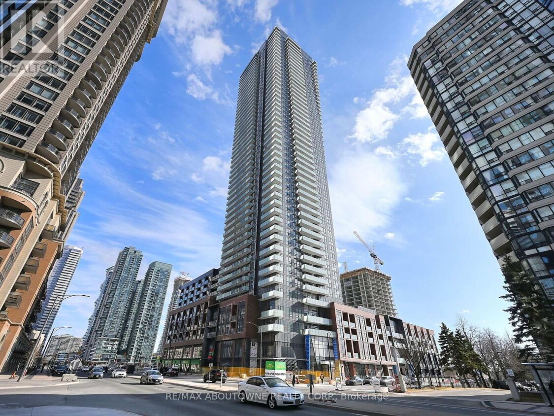 Photo principale - 430-1430 Square One Dr