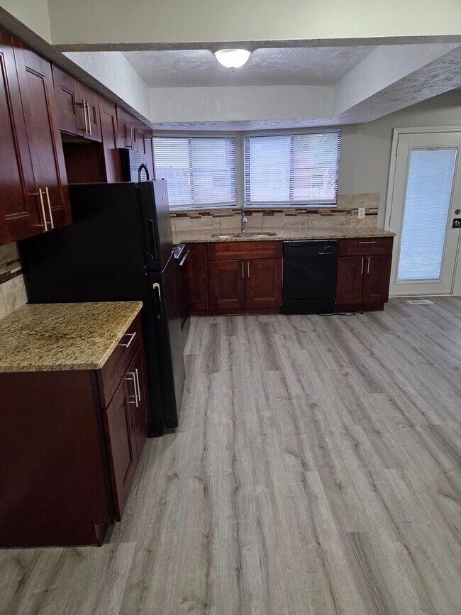 Foto del edificio - Millard 4 bed 2.5 bath, 2 car garage, fenc...