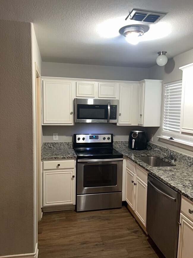 Building Photo - 1901 Wright St