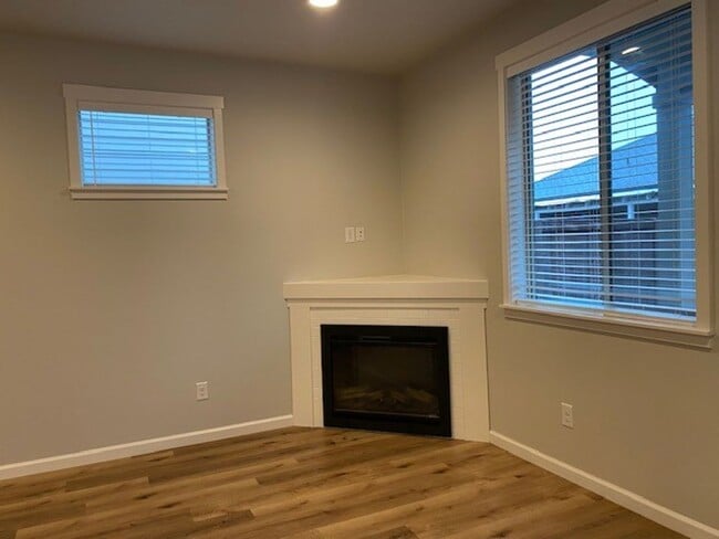 Building Photo - 3 Bedroom Beautiful Home Ready  For You!