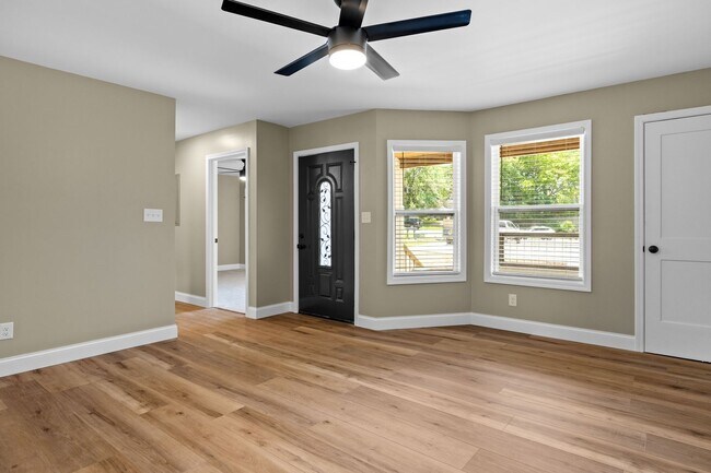 Building Photo - Maryville 37804 - 100% Newly Renovated, 3 ...