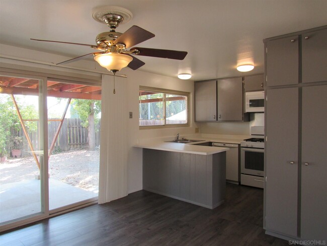Foto del edificio - 8431 Carlton Oaks Dr