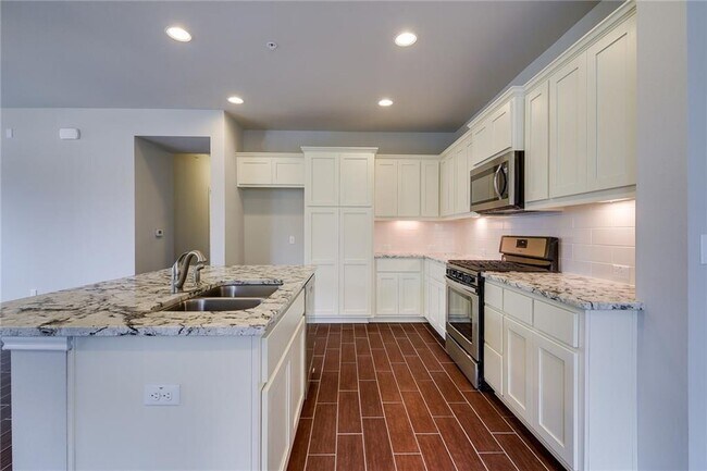 Foto del edificio - 13800 Lyndhurst St