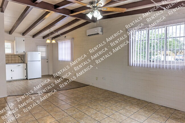 Foto del edificio - 3040 N Sparkman Blvd