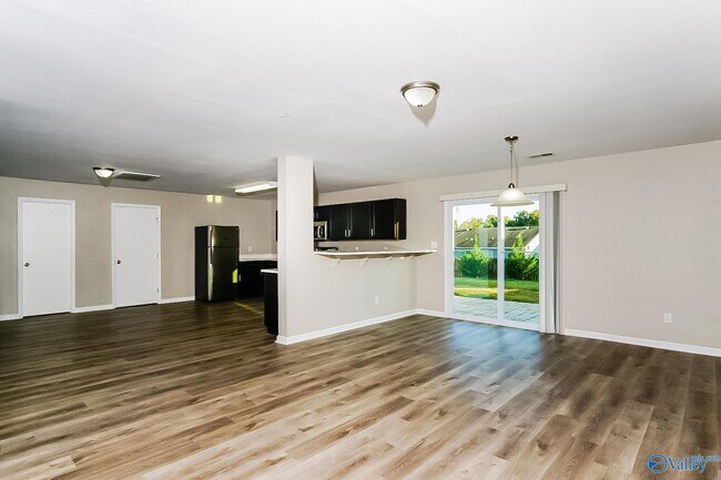 Foto del edificio - 15241 Tyler Mill Dr