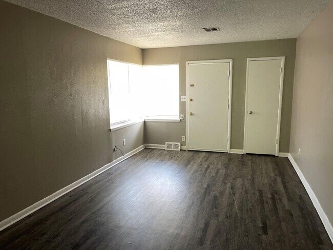 Building Photo - 4 bed Garage conversion in Okc