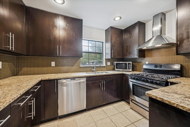 Building Photo - 3104 Fontana Dr