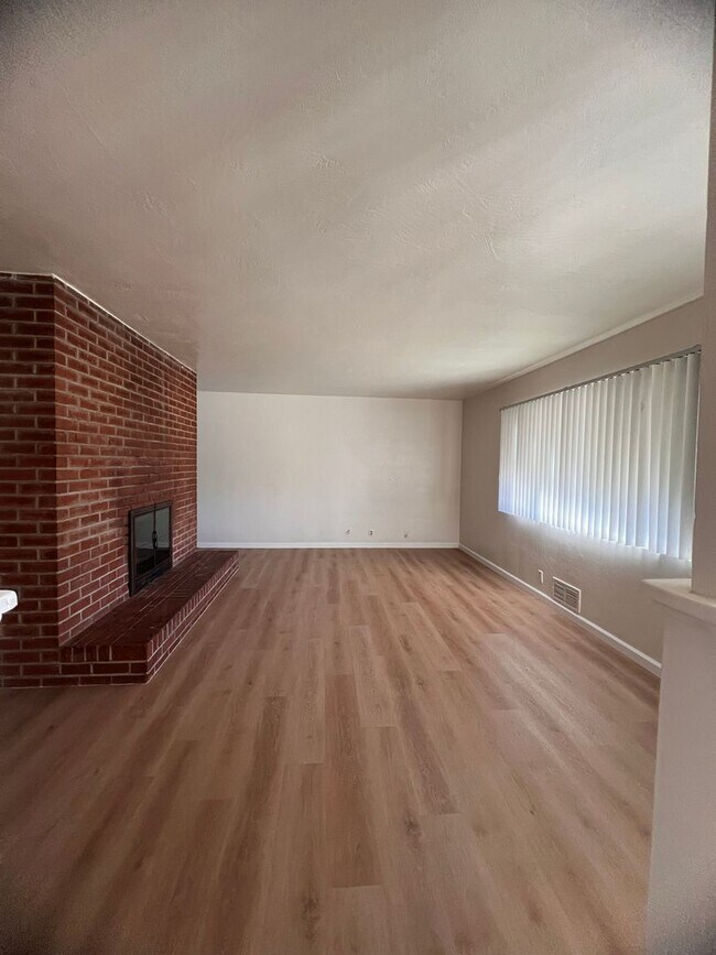 Foto del edificio - 270 E Gail Ave