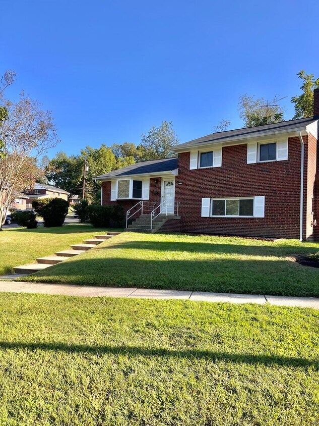 Foto principal - Beautiful 4 BR + den 2 FB home in corner lot!