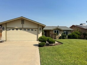 Building Photo - 902 Lakewood Dr