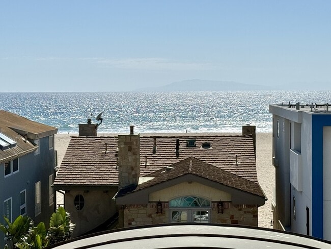 Building Photo - 3744 Ocean Dr