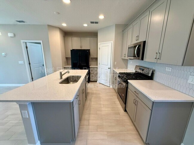 Building Photo - 427 Brandon Lks Dr