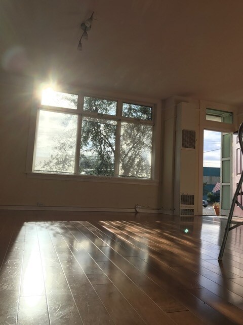Vista desde la cocina a través de la sala de estar hasta la entrada. - 1556 Northwest Ballard Way
