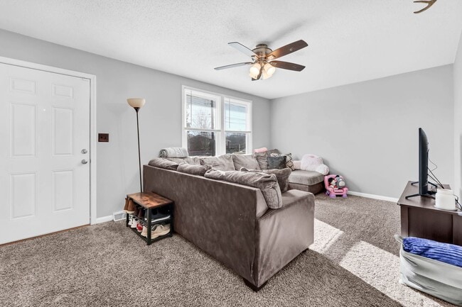 Building Photo - 215 Aster Dr