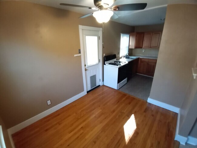 Building Photo - Norfolk:3 Bedroom , 2 Bath Located Near Cr...