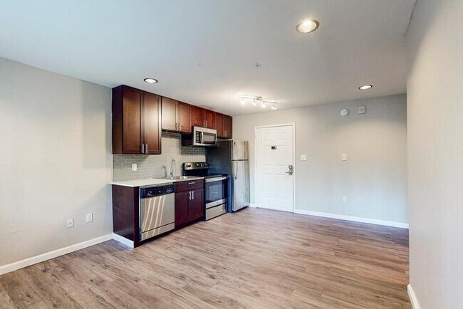 Foto del edificio - 8300 N Interstate Hwy 35