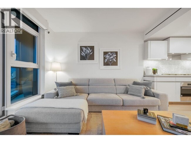 Building Photo - 889 Pacific St