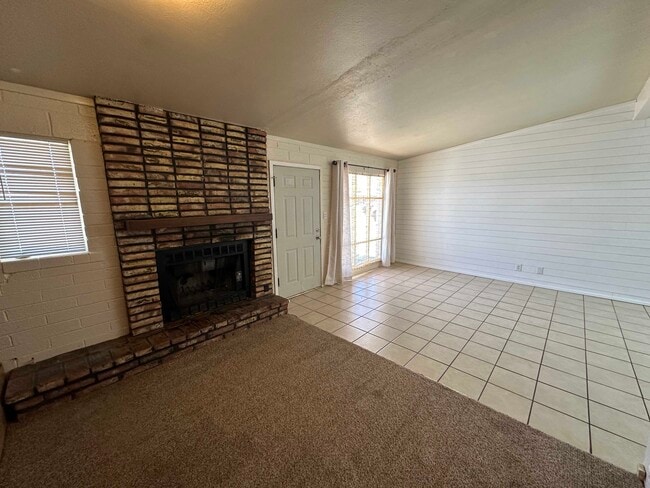 Building Photo - 960 W Rosewood Dr
