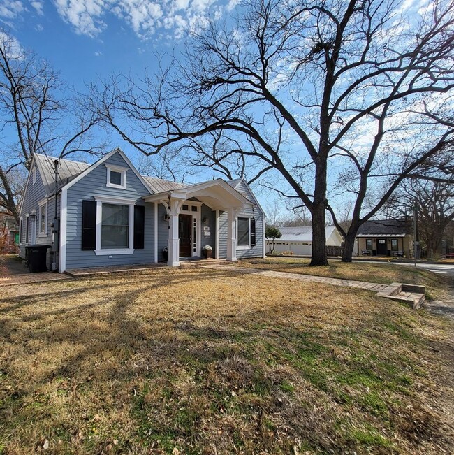 Building Photo - Fully Furnished Home