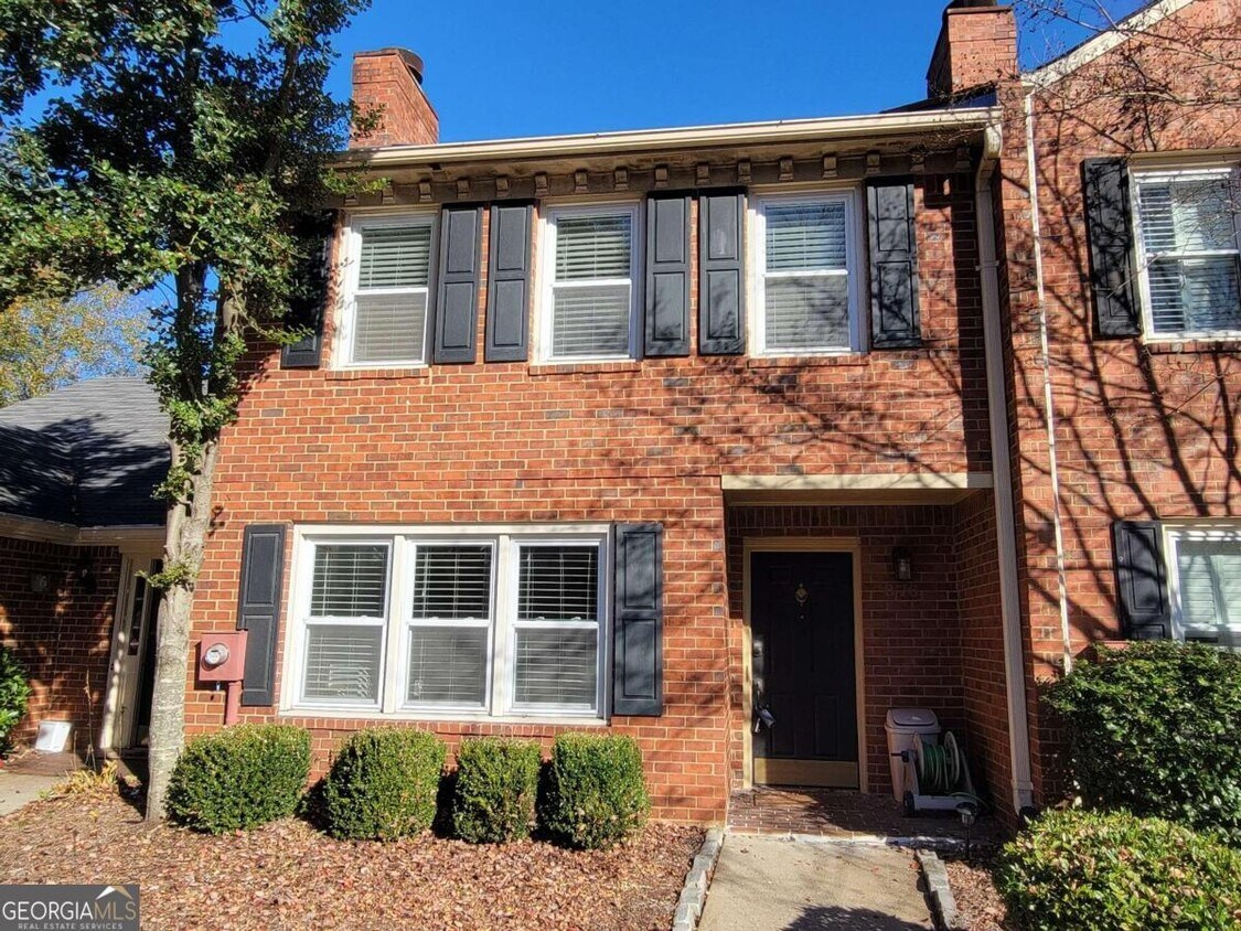 Primary Photo - 876 Lenox Oaks Cir NE