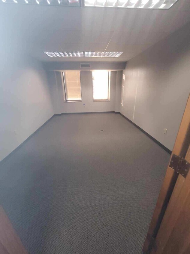 2 N Vine St Unit 4th Floor, Harrisburg, IL 62946 Room for Rent in