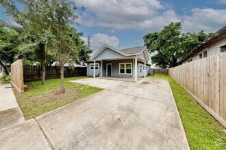 Building Photo - 2316 Elysian St